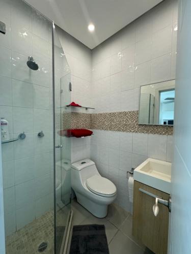 uma casa de banho com um WC, um chuveiro e um lavatório. em Apartamento en Panama y Punta Pacífica, Céntrico y Costa de Panamá na Cidade do Panamá
