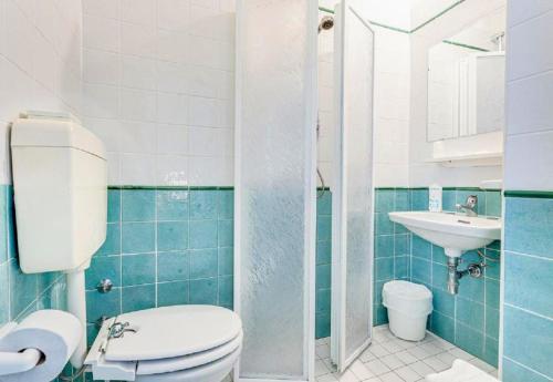 łazienka z toaletą i umywalką w obiekcie Big Family Hotel w mieście Bellaria-Igea Marina