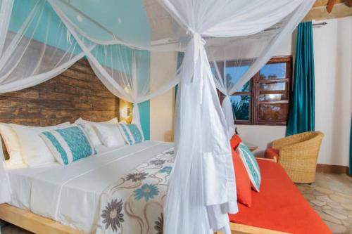 ein Schlafzimmer mit einem Himmelbett in der Unterkunft Kazinga Wilderness Queen Elizabeth NP in Katunguru