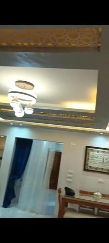 - un salon avec un lustre et un miroir dans l'établissement المهندسين, au Caire