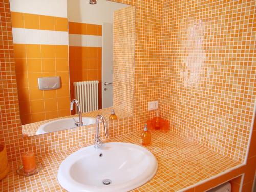 een badkamer met een wastafel en een spiegel bij Casa Carducci in Grado