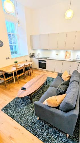 sala de estar con sofá y mesa en Luxury One Bedroom Apartment in the City Centre en Edimburgo