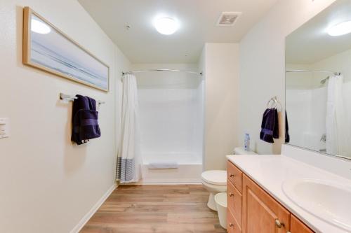 uma casa de banho com um lavatório e um WC em Spacious, Comfortable, and Central Condo em Los Angeles