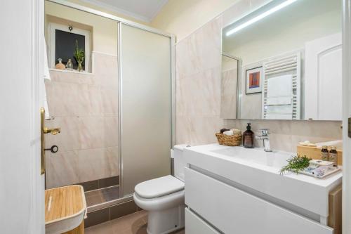 ein Badezimmer mit Toilette, Waschbecken und Dusche in der Unterkunft BioFuncho Garden Residence in Funchal