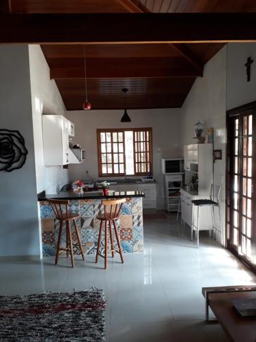 cocina con mesa y sillas en una habitación en Chácaras Sarapui, en Sarapuí