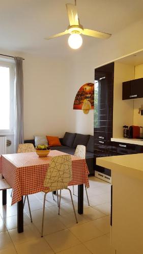 ミラノにあるBnButler - Sempione Apartment - MiCoのリビングルーム(テーブル、ソファ付)