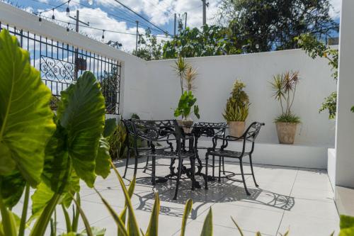 a patio with a table and chairs and plants at Hotel Boutique Casa Xaan in Valladolid