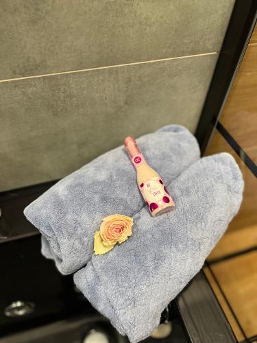a pink toy bottle sitting on a towel at LOFT w centrum z jacuzzi in Wrocław