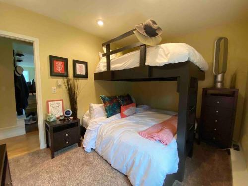 1 dormitorio con 1 litera con sábanas blancas en Beautiful Wisconsin Beach Retreat Lake Lucerne, en Crandon