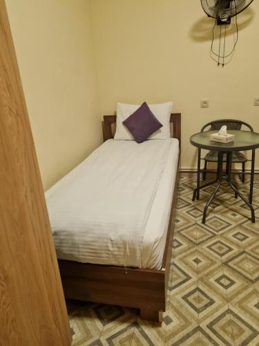 Cama ou camas em um quarto em Budget Hotel Rooms In Yerevan