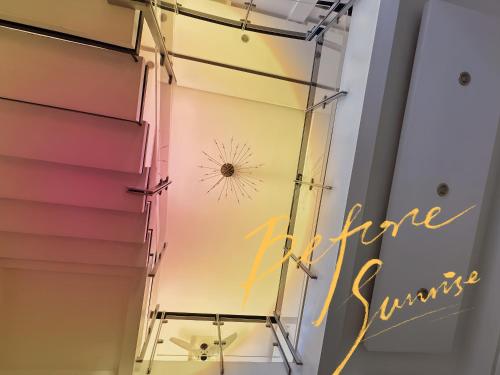 ein Schaufenster mit einem Schild, das die Sonne der Zukunft liest in der Unterkunft LarisZone-Luxury Courtyard Villa in Manila
