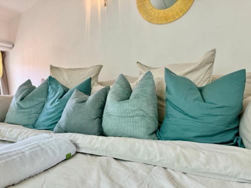 - un ensemble d'oreillers assis au-dessus d'un canapé dans l'établissement Suite Jota - Check in h24 - Wifi, à Lyon