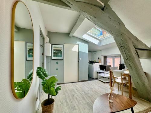 - un salon avec une table et un miroir dans l'établissement Suite Jota - Check in h24 - Wifi, à Lyon