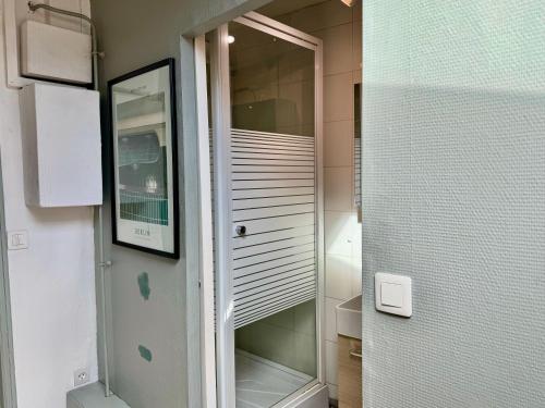 La salle de bains est pourvue d'une douche en verre et d'un miroir. dans l'établissement Suite Jota - Check in h24 - Wifi, à Lyon