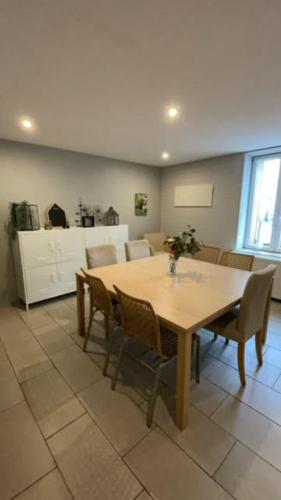 une salle à manger avec une table et des chaises dans l'établissement Chez Anaïs, à Dieue-sur-Meuse