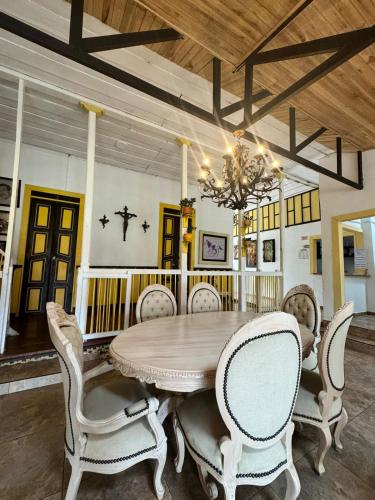 a dining room with a table and chairs at La Posada de La Abuela Salento in Salento