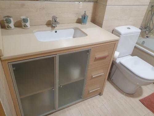 Koupelna v ubytování Apartamento en urbanización con piscina en Playa de Silgar