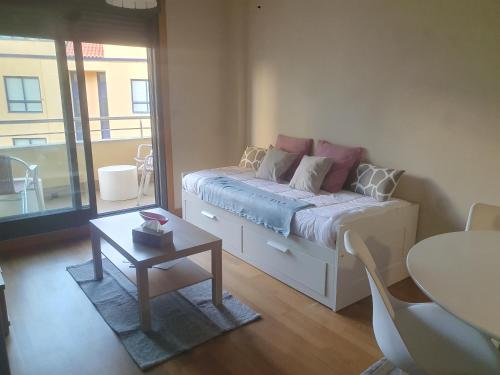 Postel nebo postele na pokoji v ubytování Apartamento en urbanización con piscina en Playa de Silgar