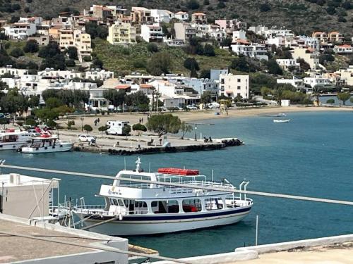 un barco está atracado en un cuerpo de agua en Elounda Colour Apartments, en Elounda