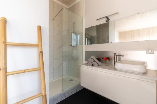 a bathroom with a sink and a shower at Grand appartement moderne très proche de Paris centre in Malakoff