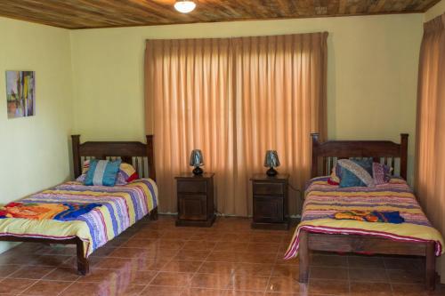 1 dormitorio con 2 camas y 2 lámparas. en Butterfly Dance studio apartment, San Ramon, en Santiago