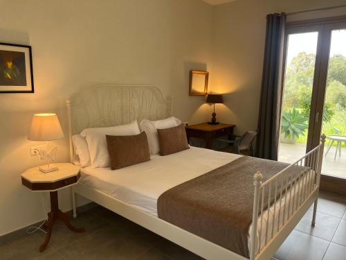 une chambre avec un grand lit blanc et une fenêtre dans l'établissement Villa Olivar - La Goleta Hotel de Mar & Villas, à Pollença