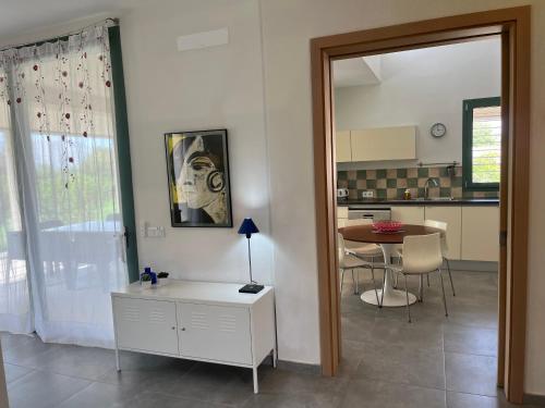 un salon avec une table et une cuisine dans l'établissement Villa Olivar - La Goleta Hotel de Mar & Villas, à Pollença