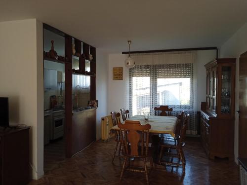 - une cuisine et une salle à manger avec une table et des chaises dans l'établissement Kuća za odmor Matić, à Kragujevac