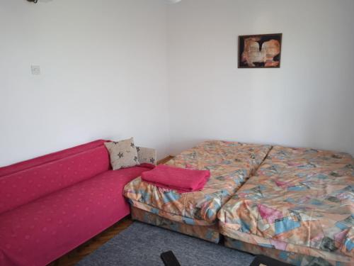 - un salon avec un canapé et un lit dans l'établissement Kuća za odmor Matić, à Kragujevac