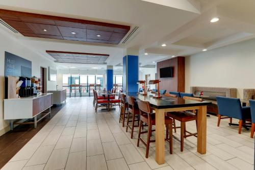 a dining room with a table and chairs at Holiday Inn Express Hotel & Suites Bryan-Montpelier by IHG in Holiday City