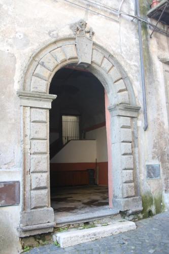 an archway in the side of a building at La Sosta nel Borgo in Anguillara Sabazia