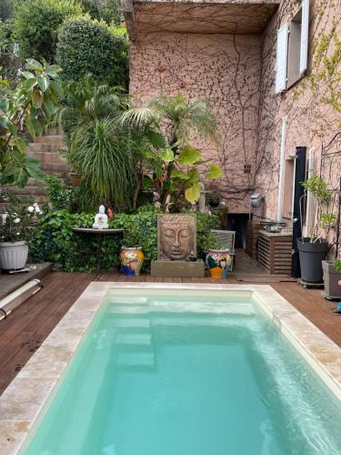 สระว่ายน้ำที่อยู่ใกล้ ๆ หรือใน logement zen sur la colline aux mimosas