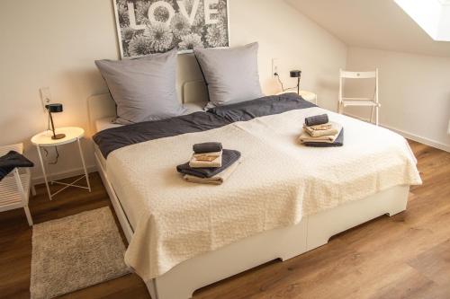 1 dormitorio con 1 cama con 2 toallas en Das RAUM-Wunder mit Küche und Smart-TV, en Karlsruhe