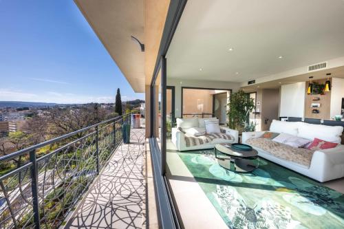 - un salon avec deux canapés sur un balcon dans l'établissement 06BK - Superb contemporary sea-view villa, à Cagnes-sur-Mer