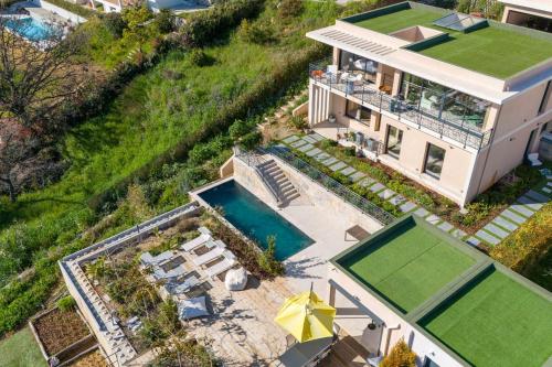une vue aérienne d'une maison avec piscine dans l'établissement 06BK - Superb contemporary sea-view villa, à Cagnes-sur-Mer