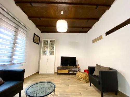 a living room with a couch and a tv at Plaza De Las Fuentes COMPLETAMENTE REFORMADO in Toledo