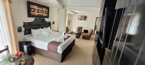 a hotel room with a bed and a television at TerraMistica - Puno Centro in Puno