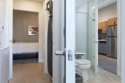 1 dormitorio y baño con aseo. en REST Suite in Cincinnati M201 en Cincinnati