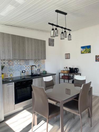 uma cozinha e sala de jantar com mesa e cadeiras em Le Terrazze di Chiara em Palermo