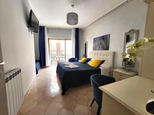 um quarto de hotel com uma cama e uma cozinha em Marifra Flats em Taormina