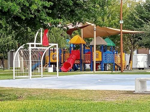 um parque infantil com escorrega num parque em AIRPORT APARTMENT MONTERREY 628 em Monterrey