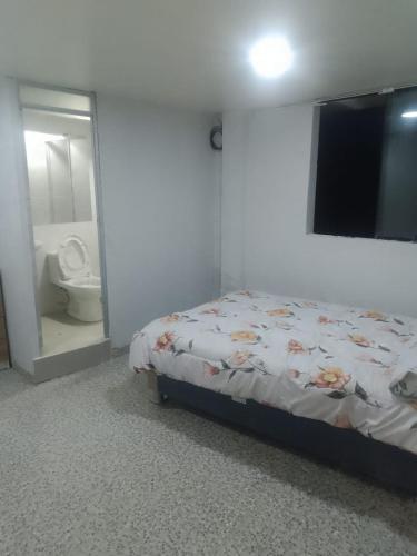 um quarto com uma cama e uma casa de banho com um WC em Mi Casa em Ayacucho
