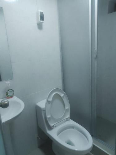 uma casa de banho branca com um WC e um lavatório em Mi Casa em Ayacucho