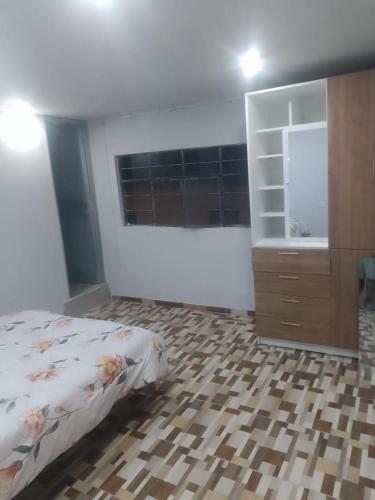 um quarto com uma cama e uma cómoda em Mi Casa em Ayacucho