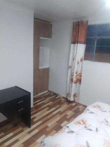 um quarto com uma cama e uma cómoda em Mi Casa em Ayacucho