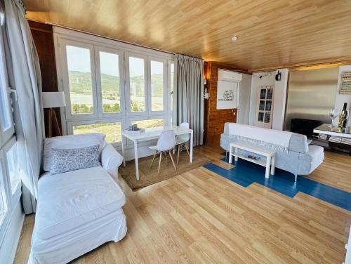 Habitación con 2 camas, mesa y sofá en Atico Deluxe Solano Especial Parejas, en Moratalla