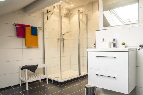 Das RAUM-Wunder mit Küche und Smart-TV tesisinde bir banyo