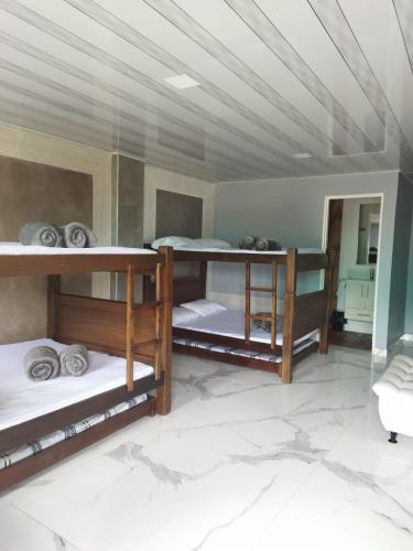 Cette chambre comprend 3 lits superposés. dans l'établissement HOTEL DE LOS COLORES, à Papagalleros