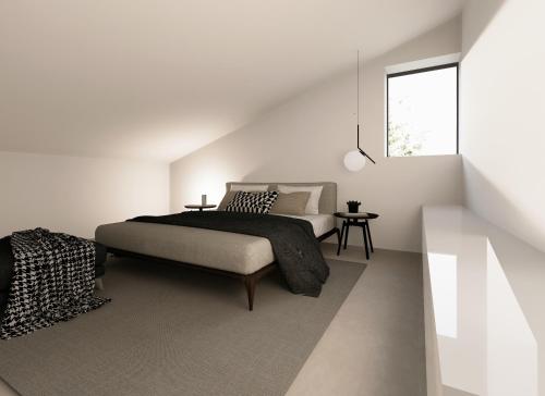 - une chambre blanche avec un lit et une fenêtre dans l'établissement Villa Palms, à Lido di Jesolo