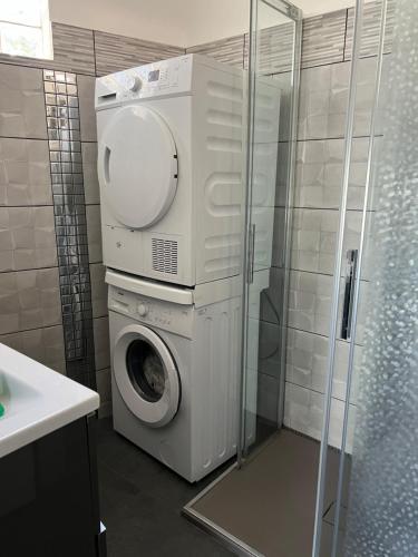 une machine à laver dans une salle de bain avec douche dans l'établissement Gorgeous 2 bedrooms holiday apartement, à Nice
